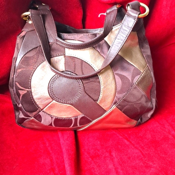 🎁 New Coach Limited Edition Signature Shoulder Bag NewExcellent Condition - Picture 1 of 12